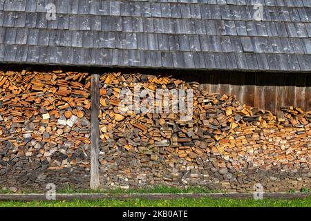 Brennholz vor einer Hütte in der Steiermark, Österreich Stockfoto