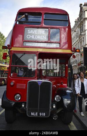 Aus Protest gegen den saudischen Luftangriff im Jemen, bei dem am 10. August 2018 in London 29 Kinder getötet und 30 verletzt wurden, wurde ein Banner von Save the Children auf einen historischen Doppeldeckerbus gesetzt. (Foto von Alberto Pezzali/NurPhoto) Stockfoto