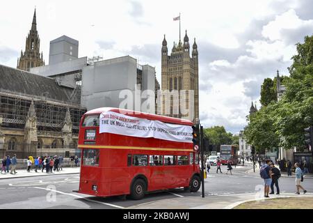 Aus Protest gegen den saudischen Luftangriff im Jemen, bei dem am 10. August 2018 in London 29 Kinder getötet und 30 verletzt wurden, wurde ein Banner von Save the Children auf einen historischen Doppeldeckerbus gesetzt. (Foto von Alberto Pezzali/NurPhoto) Stockfoto