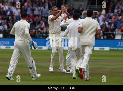 Der englische Stuart Broad feiert nach dem Bowlen von Cheteshwar Pujara aus Indien während des internationalen Test Series 2. Test 4.-tägigen Spiels zwischen England und Indien am Lords Cricket Ground, London, England, am 12. August 2018. (Foto von Action Foto Sport/NurPhoto) Stockfoto