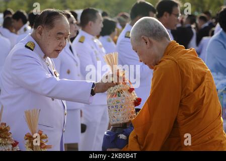 Der stellvertretende Premierminister Prawit Wongsuwan gibt buddhistischen Mönchen Almosen, um den 86.. Geburtstag der Königin Sirikit in Bangkok, Thailand, am 12. August 2018 zu feiern. (Foto von Anusak Laowias/NurPhoto) Stockfoto
