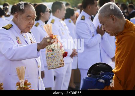 Der stellvertretende Premierminister Prawit Wongsuwan gibt buddhistischen Mönchen Almosen, um den 86.. Geburtstag der Königin Sirikit in Bangkok, Thailand, am 12. August 2018 zu feiern. (Foto von Anusak Laowias/NurPhoto) Stockfoto