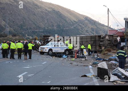 In Cochauco, am 8. Kilometer der Autobahn Pifo - Papallacta gelegen, stürzte ein internationaler Bus aus Kolumbien ab, der am Dienstag, den 14. August 2018, in Cochauco, Ecuador, 24 Menschen kolumbianischer und venezolanischer Nationalität töteten und 19 Verletzte hinterließ. Das internationale Tourismusunternehmen Coprans Especiales del Oriente, hat die Route Neiva, Pitalito, Mocoa, Villa Garzon, La Hormiga, San Miguel, Lago Agrio in Sucumbíos und Quito. Die Cuperops wurden in schwarze Hüllen gelegt. (Foto von Carlos Arias / PRESSOUTH/NurPhoto) Stockfoto