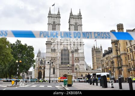 Polizeibeamte sichern die Straßen um die Houses of Parliament, während forensische Teams ihre Arbeit um ein Fahrzeug fortsetzen, nachdem es am 14. August 2018 in London, England, vor den Houses of Parliament in Sicherheitsbarrieren zusammenstieß und eine Reihe von Fußgängern verletzt hatte. Ein Mann wurde verhaftet und es ist derzeit nicht bekannt, ob es sich bei dem Absturz um eine absichtliche Handlung handelte. (Foto von Alberto Pezzali/NurPhoto) Stockfoto