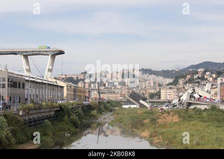 Die Überreste der Autobahnbrücke Morandi stehen nach dem teilweisen Einsturz in Genua, Italien, am Dienstag, den 14. August 2018. Die berühmte Brücke der Autobahn A10, die die Region Ligurien mit Süditalien verband, brach mit vielen Opfern zusammen. (Foto von Mauro Ujetto/NurPhoto) Stockfoto