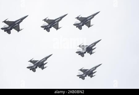 F-16 Kämpfer während der Militärparade in Warschau am Tag der polnischen Armee. 15. August 2018, Warschau, Polen (Foto von Krystian Dobuszynski/NurPhoto) Stockfoto