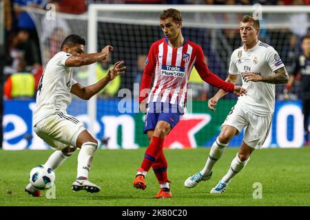 Antoine Griezmann (C) von Atletico Madrid übergibt den Ball, als Casemiro (L) und Toni Kroos von Real Madrid sich während des UEFA Super Cup Spiels zwischen Real Madrid und Atletico Madrid am 15. August 2018 im Lillekula Stadium in Tallinn, Estland, verteidigen. (Foto von Mike Kireev/NurPhoto) Stockfoto