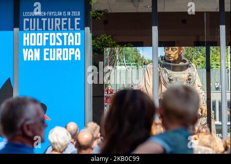 Eine animierte Marionette der französischen Straßentheaterfirma Royal de Luxe zieht am 17. August 2018 durch die Straßen der Kulturhauptstadt Europas 2018, Leeuwarden, Niederlande. Royal de Luxe präsentiert drei Tage bis zum 19. August 2018 eine neue Geschichte, die auf der Saga der Giganten mit dem Namen „Grand patin dans la glace“ (Big Skate on the Ice) basiert. (Foto von Romy Arroyo Fernandez/NurPhoto) Stockfoto