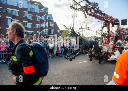 Eine animierte Marionette der französischen Straßentheaterfirma Royal de Luxe zieht am 17. August 2018 durch die Straßen der Kulturhauptstadt Europas 2018, Leeuwarden, Niederlande. Royal de Luxe präsentiert drei Tage bis zum 19. August 2018 eine neue Geschichte, die auf der Saga der Giganten mit dem Namen „Grand patin dans la glace“ (Big Skate on the Ice) basiert. (Foto von Romy Arroyo Fernandez/NurPhoto) Stockfoto