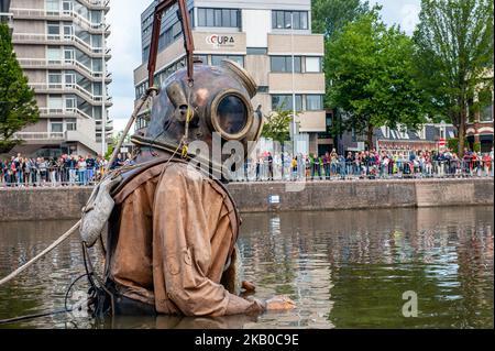 Eine animierte Marionette der französischen Straßentheaterfirma Royal de Luxe zieht am 17. August 2018 durch die Straßen der Kulturhauptstadt Europas 2018, Leeuwarden, Niederlande. Royal de Luxe präsentiert drei Tage bis zum 19. August 2018 eine neue Geschichte, die auf der Saga der Giganten mit dem Namen „Grand patin dans la glace“ (Big Skate on the Ice) basiert. (Foto von Romy Arroyo Fernandez/NurPhoto) Stockfoto