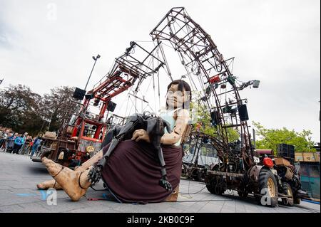 Eine animierte Marionette der französischen Straßentheaterfirma Royal de Luxe zieht am 17. August 2018 durch die Straßen der Kulturhauptstadt Europas 2018, Leeuwarden, Niederlande. Royal de Luxe präsentiert drei Tage bis zum 19. August 2018 eine neue Geschichte, die auf der Saga der Giganten mit dem Namen „Grand patin dans la glace“ (Big Skate on the Ice) basiert. (Foto von Romy Arroyo Fernandez/NurPhoto) Stockfoto