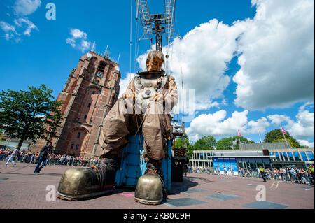 Eine animierte Marionette der französischen Straßentheaterfirma Royal de Luxe zieht am 17. August 2018 durch die Straßen der Kulturhauptstadt Europas 2018, Leeuwarden, Niederlande. Royal de Luxe präsentiert drei Tage bis zum 19. August 2018 eine neue Geschichte, die auf der Saga der Giganten mit dem Namen „Grand patin dans la glace“ (Big Skate on the Ice) basiert. (Foto von Romy Arroyo Fernandez/NurPhoto) Stockfoto