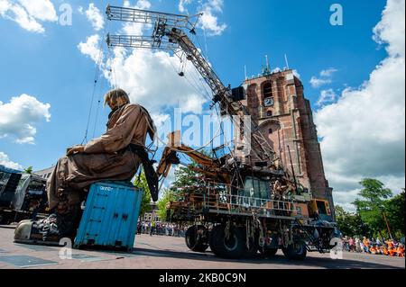 Eine animierte Marionette der französischen Straßentheaterfirma Royal de Luxe zieht am 17. August 2018 durch die Straßen der Kulturhauptstadt Europas 2018, Leeuwarden, Niederlande. Royal de Luxe präsentiert drei Tage bis zum 19. August 2018 eine neue Geschichte, die auf der Saga der Giganten mit dem Namen „Grand patin dans la glace“ (Big Skate on the Ice) basiert. (Foto von Romy Arroyo Fernandez/NurPhoto) Stockfoto