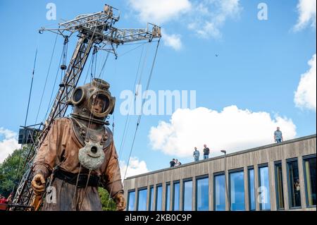 Eine animierte Marionette der französischen Straßentheaterfirma Royal de Luxe zieht am 17. August 2018 durch die Straßen der Kulturhauptstadt Europas 2018, Leeuwarden, Niederlande. Royal de Luxe präsentiert drei Tage bis zum 19. August 2018 eine neue Geschichte, die auf der Saga der Giganten mit dem Namen „Grand patin dans la glace“ (Big Skate on the Ice) basiert. (Foto von Romy Arroyo Fernandez/NurPhoto) Stockfoto