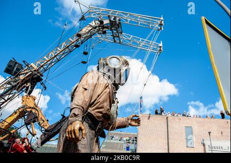 Eine animierte Marionette der französischen Straßentheaterfirma Royal de Luxe zieht am 17. August 2018 durch die Straßen der Kulturhauptstadt Europas 2018, Leeuwarden, Niederlande. Royal de Luxe präsentiert drei Tage bis zum 19. August 2018 eine neue Geschichte, die auf der Saga der Giganten mit dem Namen „Grand patin dans la glace“ (Big Skate on the Ice) basiert. (Foto von Romy Arroyo Fernandez/NurPhoto) Stockfoto