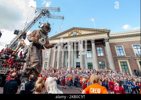 Eine animierte Marionette der französischen Straßentheaterfirma Royal de Luxe zieht am 17. August 2018 durch die Straßen der Kulturhauptstadt Europas 2018, Leeuwarden, Niederlande. Royal de Luxe präsentiert drei Tage bis zum 19. August 2018 eine neue Geschichte, die auf der Saga der Giganten mit dem Namen „Grand patin dans la glace“ (Big Skate on the Ice) basiert. (Foto von Romy Arroyo Fernandez/NurPhoto) Stockfoto