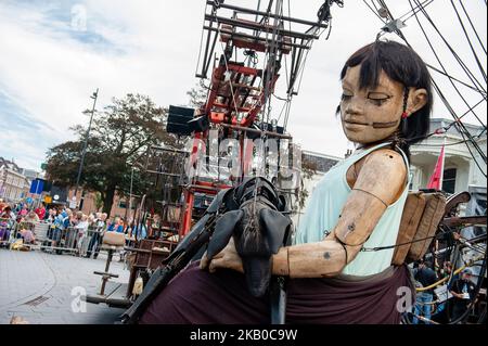 Eine animierte Marionette der französischen Straßentheaterfirma Royal de Luxe zieht am 17. August 2018 durch die Straßen der Kulturhauptstadt Europas 2018, Leeuwarden, Niederlande. Royal de Luxe präsentiert drei Tage bis zum 19. August 2018 eine neue Geschichte, die auf der Saga der Giganten mit dem Namen „Grand patin dans la glace“ (Big Skate on the Ice) basiert. (Foto von Romy Arroyo Fernandez/NurPhoto) Stockfoto