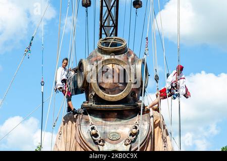 Eine animierte Marionette der französischen Straßentheaterfirma Royal de Luxe zieht am 17. August 2018 durch die Straßen der Kulturhauptstadt Europas 2018, Leeuwarden, Niederlande. Royal de Luxe präsentiert drei Tage bis zum 19. August 2018 eine neue Geschichte, die auf der Saga der Giganten mit dem Namen „Grand patin dans la glace“ (Big Skate on the Ice) basiert. (Foto von Romy Arroyo Fernandez/NurPhoto) Stockfoto