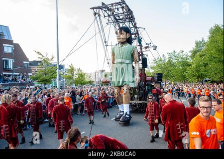 Eine animierte Marionette der französischen Straßentheaterfirma Royal de Luxe zieht am 17. August 2018 durch die Straßen der Kulturhauptstadt Europas 2018, Leeuwarden, Niederlande. Royal de Luxe präsentiert drei Tage bis zum 19. August 2018 eine neue Geschichte, die auf der Saga der Giganten mit dem Namen „Grand patin dans la glace“ (Big Skate on the Ice) basiert. (Foto von Romy Arroyo Fernandez/NurPhoto) Stockfoto