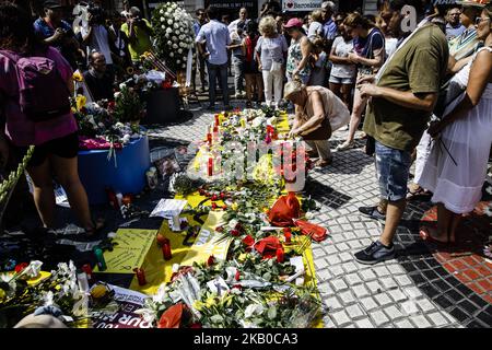 Menschen, die während des ersten Jahrestages des yhadistischen Terroranschlags in Barcelona und Cambrils Unterstützungsbotschaften und Blumen auf Las Ramblas schampfen. In les Rambles, Barcelona, am 17. August 2018, Spanien. (Foto von Xavier Bonilla/NurPhoto) Stockfoto