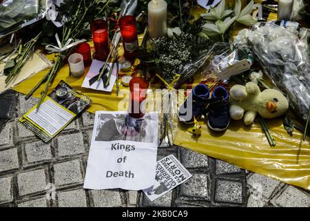 Banner gegen den Waffenverkehr zwischen dem spanischen König, dem König von Saudi-Arabien, und Salman bin Abdulaziz während des ersten Jahrestages des yhadistischen Terroranschlags auf Barcelona und Cambrils. In les Rambles, Barcelona, am 17. August 2018, Spanien. (Foto von Xavier Bonilla/NurPhoto) Stockfoto