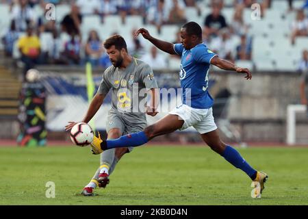 Portos brasilianischer Verteidiger, der sich am 19. August 2018 im Jamor-Stadion in Lissabon um Belenenses' Vorwärts Alhassane Keita aus Guinea Conakry im Fußballspiel Belenenses gegen den FC Porto wetteiferte. (Foto von Pedro FiÃºza/NurPhoto) Stockfoto