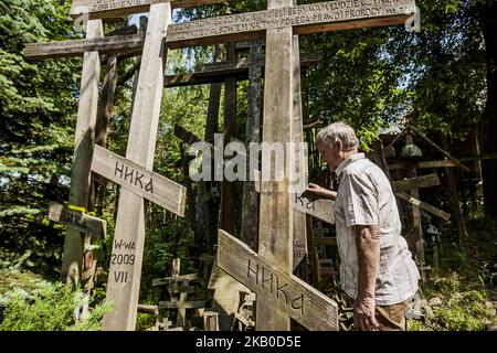 Der Pilger betet am 19. August 2018 in der Nähe der heiligen Holzkreuze während der Feierlichkeiten zur Heiligen Verklärung auf dem Grabarka-Berg in Polen. (Foto von Celestino Arce/NurPhoto) Stockfoto