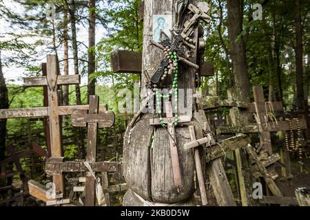 Heilige Holzkreuze mit Jesus Christus-Symbolen auf dem Berg Grabarka, Polen, während der Feierlichkeiten zur Heiligen Verklärung am 19. August 2018. (Foto von Celestino Arce/NurPhoto) Stockfoto