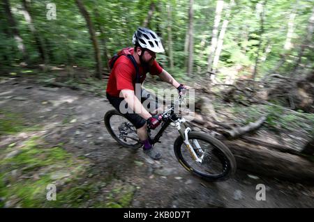 Mountainbiker fahren am 18. August 2018 auf einem Trail in der Nähe von Devils Pool im Wissahickon Valley, in Philadelphia, PA. Die Einheimischen finden, dass der illegale Badeplatz aufgrund von Sicherheitsbedenken der Öffentlichkeit von den Behörden geschlossen wurde. Der beliebte natürliche Badeplatz in der Nähe des Punktes, an dem der Cresheim Creek zum Wissahickon Creek beiträgt, und die umliegenden Wanderwege sind an den verbleibenden Wochenenden im Sommer geschlossen. (Foto von Bastiaan Slabbers/NurPhoto) Stockfoto