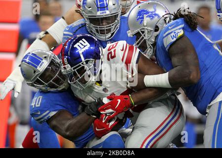 Die New York Giants, die Jonathan Stewart (28) zurücklaufen, spielen den Ball unter dem Druck von Detroit Lions Defensivtail Ricky Jean Francois (97) und Detroit Lions Linebacker Jarrad Davis (40) während der ersten Hälfte eines NFL-Fußballspiels gegen die New York Giants in Detroit, Michigan, USA, am Freitag, 17. August 2016. (Foto von Amy Lemus/NurPhoto) Stockfoto