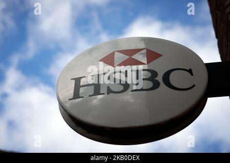 Ein Symbol der HSBC-Bank, in Toulouse, Frankreich, am 19. August 2018. Die Neue Türkische Lira (TRY) verlor mehr als 40% ihres Wertes gegenüber dem Dollar und dem Euro, nachdem die USA neue Sanktionen wegen der Inhaftierung des US-Pastors Andrew Brunson verhängt hatten. Selbst wenn sie in der Woche wieder Boden gewonnen hat, ist mehr zu befürchten, da die Ratingagenturen Standard&Poor's und Moody's am Freitag, dem 17.. August, die türkischen Staatsanleihen tiefer in „Junk“-Gebiete einschnitten. Toulouse. Frankreich. August 19. 2018. (Foto von Alain Pitton/NurPhoto) Stockfoto