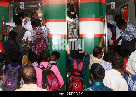 Menschen, die in Bangladesch leben, fahren auf dem Dach eines Zuges, während sie am 19. August 2018 in ihr Zuhause zurückkehren, um das Eid-Al-Adha-Festival in Dhaka, Bangladesch, zu feiern. Tausende von Dhaka-Stadtbewohnern begannen, die Stadt in die Heimatstadt zu verlassen, um das Eid-al-Adha-Festival zu feiern. (Foto von Mamunur Rashid/NurPhoto) Stockfoto