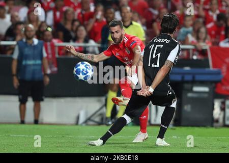 Benficas portugiesischer Mittelfeldspieler Rafa Silva steht am 21. August 2018 im Luz Stadium in Lissabon, Portugal, mit dem spanischen PAOK-Verteidiger Jose Angel Crespo im Spiel der ersten Etappe der UEFA Champions League gegen den PAOK FC SL Benfica auf. (Foto von Pedro FiÃºza/NurPhoto) Stockfoto