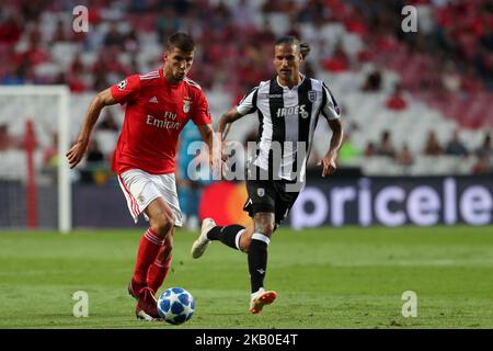 Benficas portugiesischer Verteidiger Ruben Dias steht während des UEFA Champions League-Play-off-Spiels SL Benfica gegen PAOK FC am 21. August 2018 im Luz-Stadion in Lissabon, Portugal, mit dem Vorwärtsdompteur Aleksandar Prijovic aus Serbien (R) auf dem Spiel. (Foto von Pedro FiÃºza/NurPhoto) Stockfoto