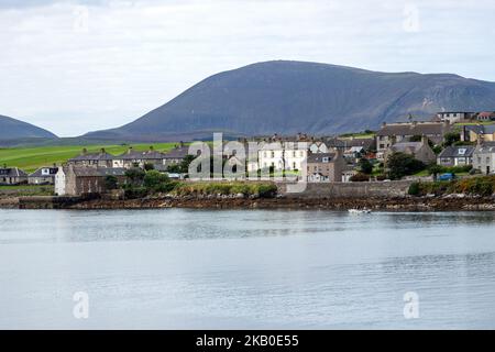 Blick auf Stromness von den NorthLink Ferries, Orkney, Schottland, Großbritannien Stockfoto