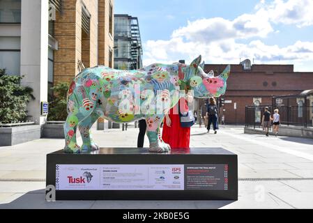 Am 21. August 2018 wird in London, Großbritannien, eine von Zhang Huan gemalte Nashornskulptur aus dem Jahr 300kg abgebildet. Die Skulptur trifft auf die Straßen als Teil des Tusk Rhino Trail in London, einer stadtweiten Installation, um Mittel für den Schutz von Nashörnern in Afrika zu sammeln. (Foto von Alberto Pezzali/NurPhoto) Stockfoto