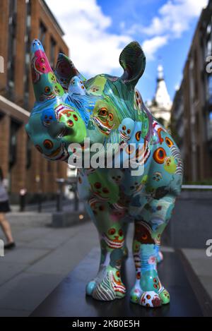 Am 21. August 2018 wird in London, Großbritannien, eine von Zhang Huan gemalte Nashornskulptur aus dem Jahr 300kg abgebildet. Die Skulptur trifft auf die Straßen als Teil des Tusk Rhino Trail in London, einer stadtweiten Installation, um Mittel für den Schutz von Nashörnern in Afrika zu sammeln. (Foto von Alberto Pezzali/NurPhoto) Stockfoto