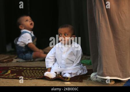 Palästinensische Muslime beten am Dienstag, den 21. August 2018, zum ersten Tag von Eid al-Adha in Gaza-Stadt. Während des Eid al-Adha, dem Opferfest, schlachten Muslime Schafe oder Rinder, um Teile des Fleisches an die Armen zu verteilen. (Foto von Majdi Fathi/NurPhoto) Stockfoto