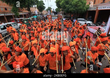 Lord Shiva Anhänger nehmen an der Prozession von Kalash und Kawad Yatra während des heiligen Monats Sawan in Jaipur, Rajasthan, Indien, am 19. August 2018 Teil. Eifrige Anhänger tragen heiliges Wasser in den Töpfen aus Fluss- oder Schreinteichen, um anlässlich des Sawan-Monats auf die Shivlinga in ihren Heimattempeln gegossen zu werden.Diese Reise zu Fuß, wenn sie abgeschlossen ist, soll ihre Wünsche erfüllen und sie Lord Shiva anheissen. (Foto von Vishal Bhatnagar/NurPhoto) Stockfoto