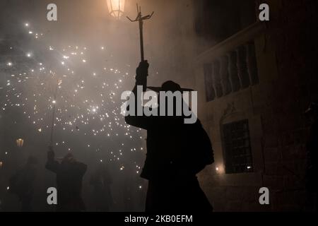 Während der Feier des Sant Roc Festivals in Barcelona (Spanien) am 18. August 2018 geht ein Teufel mitten in die Pyrotechnik. Correfocs, eine alte katalanische Tradition, in der Menschen, die als Teufel verkleidet sind, Feuerwerkskörper und Fackeln in die Luft sprengen, nehmen jeden August an den Feierlichkeiten zum Sant Roc Festival im gotischen Viertel von Barcelona Teil. (Foto von Jordi Boixareu/NurPhoto) Stockfoto