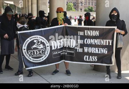 Gegenproteste gegen weiße Gruppen der Vorherrschaft in Toronto, Ontario, Kanada, am 11. August 2018. Demonstranten prallten mit der Polizei zusammen, die eingesetzt wurde, um Mitglieder einer weißen Vorranggruppe zu schützen, die sich während einer Kundgebung der weißen Vormachtstellung und der anti-weißen Vorranggruppe vor dem Rathaus von Toronto versammelten. (Foto von Creative Touch Imaging Ltd./NurPhoto) Stockfoto