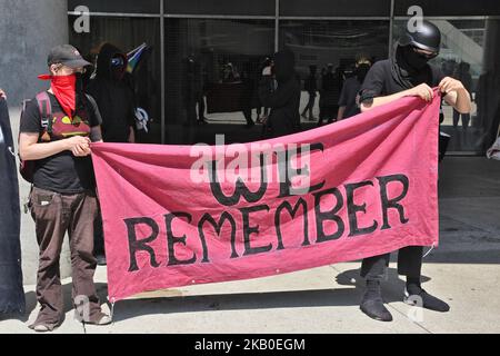 Demonstranten halten am 11. August 2018 in Toronto, Ontario, Kanada, ein Transparent mit der Aufschrift „Wir erinnern uns“ während eines Gegenprotests gegen weiße Gruppen der Vorherrschaft. Demonstranten prallten mit der Polizei zusammen, die eingesetzt wurde, um Mitglieder einer weißen Vorranggruppe zu schützen, die sich während einer Kundgebung der weißen Vormachtstellung und der anti-weißen Vorranggruppe vor dem Rathaus von Toronto versammelten. (Foto von Creative Touch Imaging Ltd./NurPhoto) Stockfoto