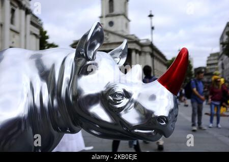 Am 22. August 2018 wird in London eine von Gerry McGovern gemalte Nashornskulptur aus dem Jahr 300kg abgebildet. Die Skulptur trifft auf die Straßen als Teil des Tusk Rhino Trail in London, einer stadtweiten Installation, um Mittel für den Schutz von Nashörnern in Afrika zu sammeln. (Foto von Alberto Pezzali/NurPhoto) Stockfoto