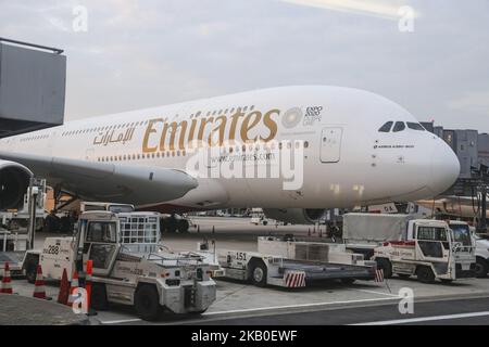 Emirates Airbus A380 dockte am 21. August 2018 am Flughafen Düsseldorf in Deutschland an. Das Doppeldecker-Flugzeug, wie es während der goldenen Stunde am Düsseldorfer Flughafen zu sehen war. Emirates bietet täglich 2 Flüge an, davon A380 vom internationalen Flughafen Dubai DXB, den VAE nach Düsseldorf International, dem Flughafen DUS, Deutschland, Flüge EK55 und Rückflüge nach Dubai EK 56 und EK57 und Rückflüge von EK 58. Emirates ist der größte Airbus A380-800-Betreiber mit einer Flotte von 104 Flugzeugen und 58 weiteren in Auftrag. (Foto von Nicolas Economou/NurPhoto) Stockfoto