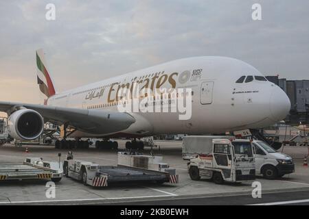Emirates Airbus A380 dockte am 21. August 2018 am Flughafen Düsseldorf in Deutschland an. Das Doppeldecker-Flugzeug, wie es während der goldenen Stunde am Düsseldorfer Flughafen zu sehen war. Emirates bietet täglich 2 Flüge an, davon A380 vom internationalen Flughafen Dubai DXB, den VAE nach Düsseldorf International, dem Flughafen DUS, Deutschland, Flüge EK55 und Rückflüge nach Dubai EK 56 und EK57 und Rückflüge von EK 58. Emirates ist der größte Airbus A380-800-Betreiber mit einer Flotte von 104 Flugzeugen und 58 weiteren in Auftrag. (Foto von Nicolas Economou/NurPhoto) Stockfoto