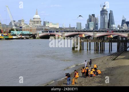 Ein Recycling-Team ist auf der Southbank der Themse abgebildet, als sie am 23. August 2018 den Strand von Plastik und Müll in London säubern. (Foto von Alberto Pezzali/NurPhoto) Stockfoto