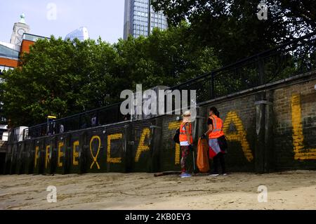 Ein Recycling-Team ist auf der Southbank der Themse abgebildet, als sie am 23. August 2018 den Strand von Plastik und Müll in London säubern. (Foto von Alberto Pezzali/NurPhoto) Stockfoto