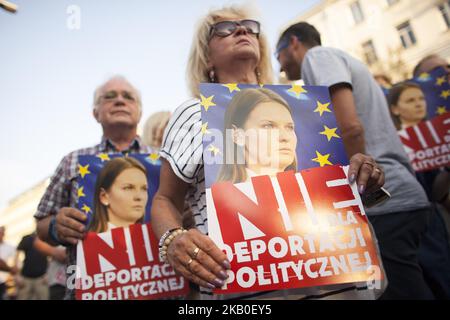 Demonstranten halten während des Protestes nach der Deportation von Ljudmyla Kozlovska in Warschau am 23. August 2018 Transparente. (Foto von Maciej Luczniewski/NurPhoto) Stockfoto