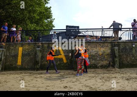 Ein Recycling-Team ist auf der Southbank der Themse abgebildet, als sie am 23. August 2018 den Strand von Plastik und Müll in London säubern. (Foto von Alberto Pezzali/NurPhoto) Stockfoto