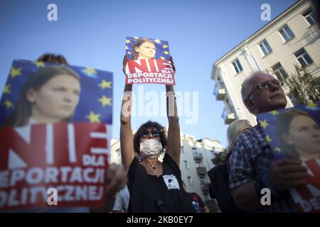Demonstranten halten während des Protestes nach der Deportation von Ljudmyla Kozlovska in Warschau am 23. August 2018 Transparente. (Foto von Maciej Luczniewski/NurPhoto) Stockfoto